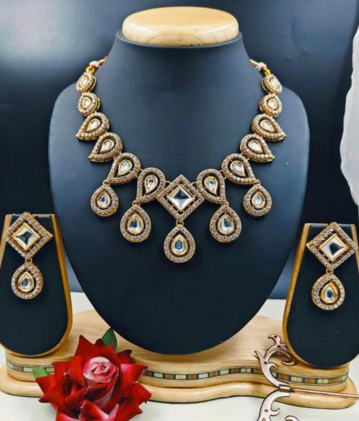 Majestic Kundan Elegance: Tear-Drop Statement Set
