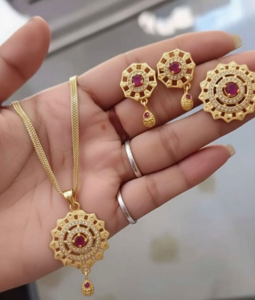 Traditional Ruby Gold-Tone Pendant Set
